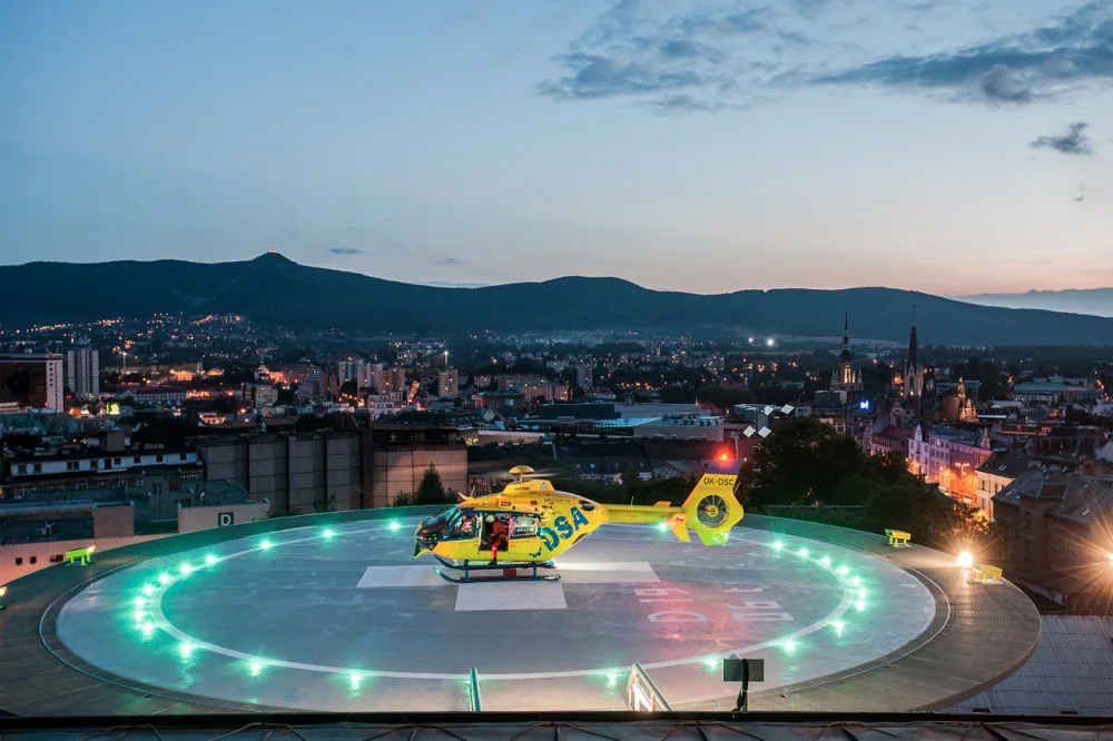 Osvětlený heliport v areálu liberecké nemocnice.
