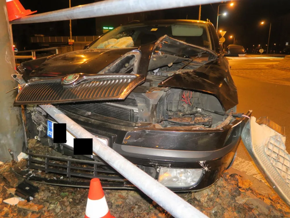 Řidič v Jablonci přehlédl kruhový objezd. Před jízdou se posilnil alkoholem