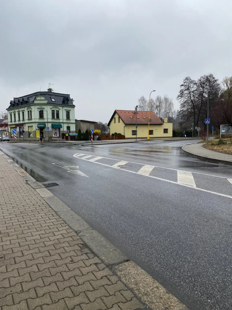 Stávající křižovatka před budovou Kováku se změní, příjezd k marketu bude umožňovat nově vybudovaná okružní křižovatka