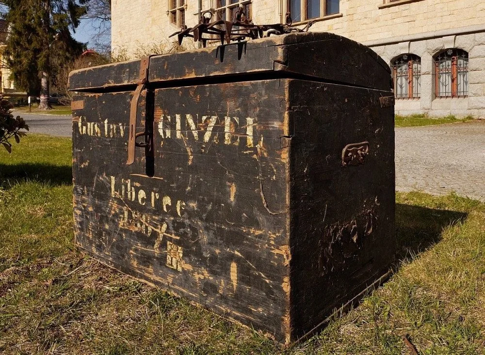 Muzeum získalo pozůstalost po Gustavu Ginzelovi. Sbírce vévodí truhla pro poválečný odsun