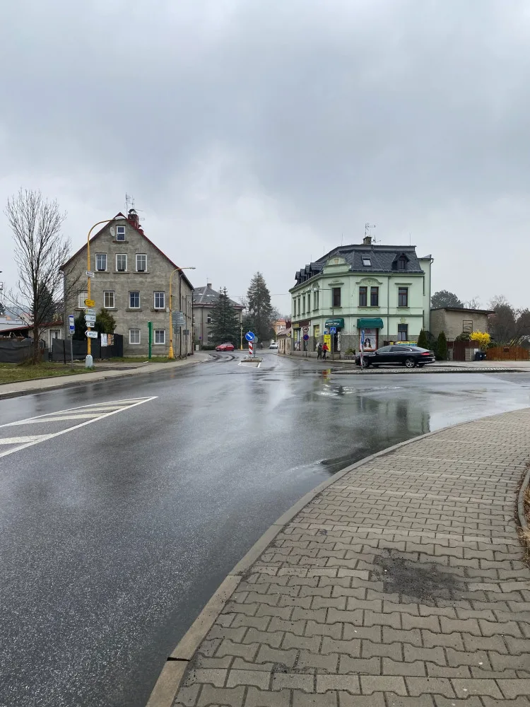 Stávající křižovatka před budovou Kováku se změní, příjezd k marketu bude umožňovat nově vybudovaná okružní křižovatka