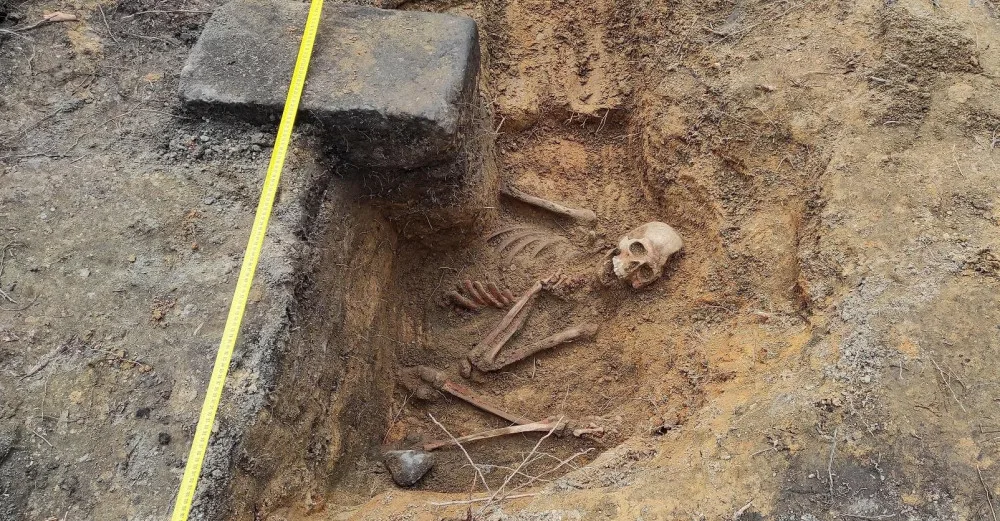 Podle původního nápisu na pomníku by měli být v tomto hrobě pochováni rakouský polní myslivec a husar z pluku Liechtenstein.