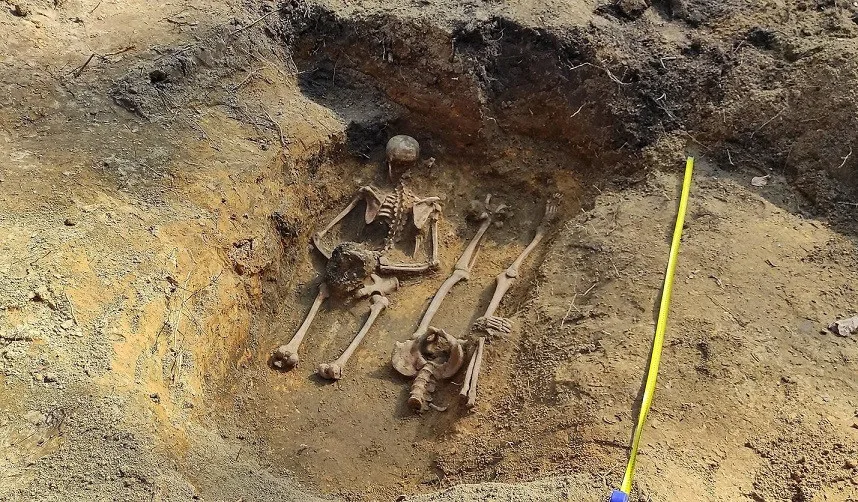Podle původního nápisu na pomníku by měli být v tomto hrobě pochováni rakouský polní myslivec a husar z pluku Liechtenstein.
