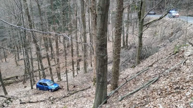 Auto se studenty se v Kateřinkách skutálelo z prudkého svahu. Všichni se zranili