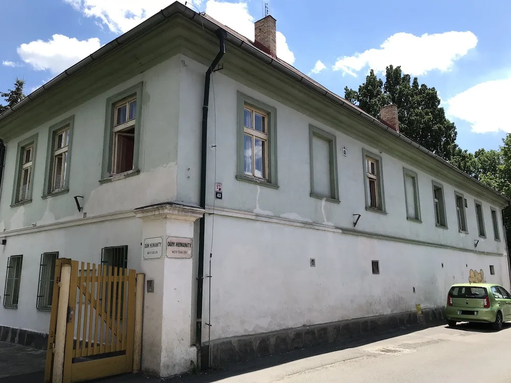 Současný azylový dům nevyhovuje moderním standardům.
