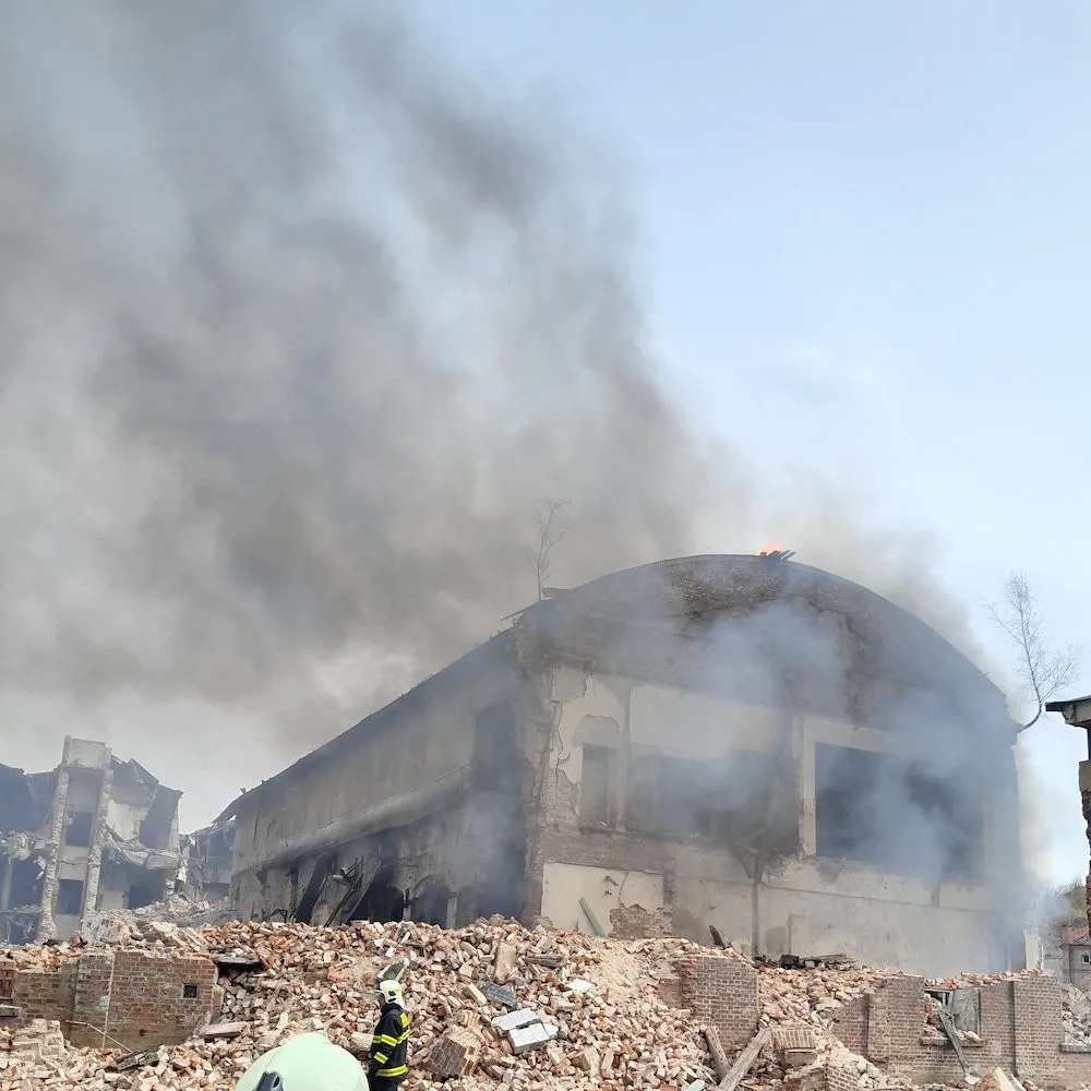 Ve Frýdlantu začala hořet průmyslová hala určená k demolici. Zásah komplikoval vítr