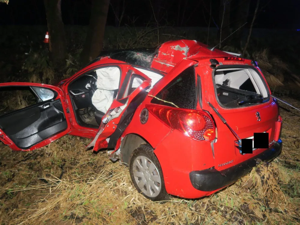 Nezvládla předjíždění na plné čáře. Auto dostalo smyk a narazilo do stromu