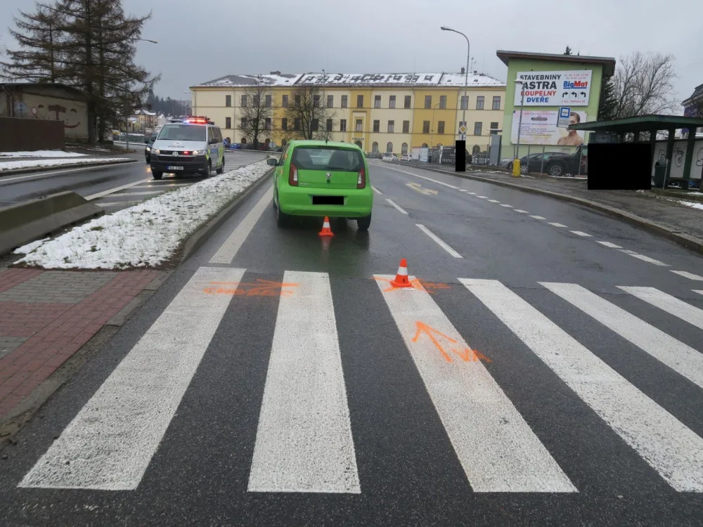 Pivo po obědě se nevyplatilo řidiči na Jablonecku, srazil chodkyni. Další řidič zranil mladou dívku