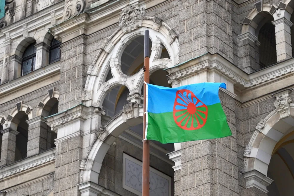 Před radnicí vlaje romská vlajka. Osmý duben je dnem Romů