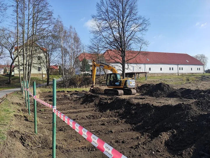 Prostor pod muzeem v Chrastavě už neslouží zahrádkářům. Nahradí louku za hasičárnou
