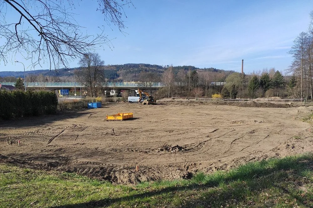 Prostor pod muzeem v Chrastavě už neslouží zahrádkářům. Nahradí louku za hasičárnou