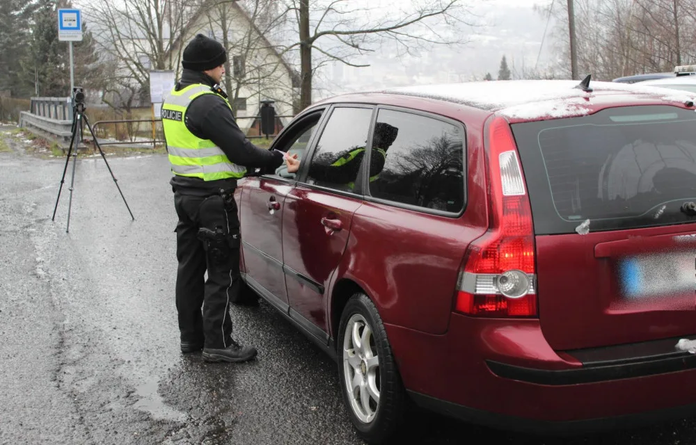 Policisté v Libereckém kraje kontrolovali používání bezpečnostních pásů a autosedaček. Odhalili i další prohřešky řidičů