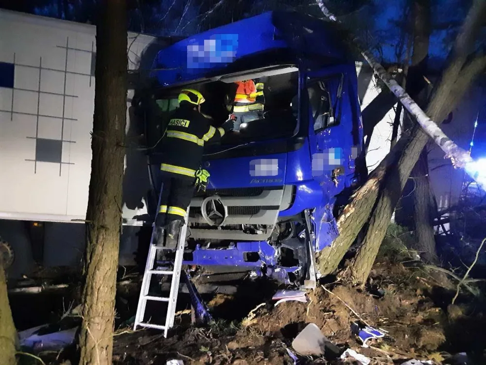 Nehoda kamionu uzavřela silnici u Bezdězu. Řidiče museli oživovat