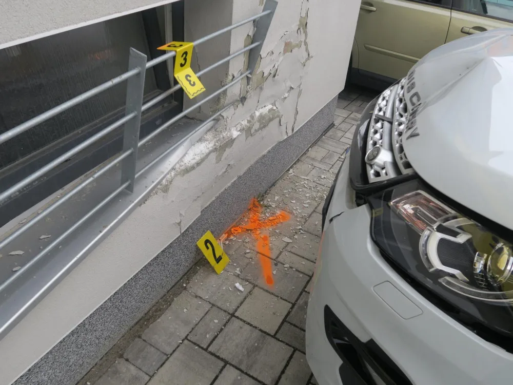 Řidička na Jablonecku si spletla pedály. Při parkování narazila do domu