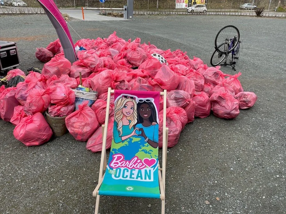 Barbie uklízí Liberec. Okolí přehrady se v neděli zbarví do růžova