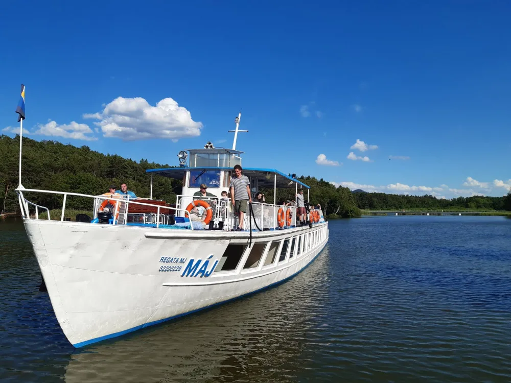 Na Máchově jezeře v pátek vypluje Máj. Velikonočními plavbami započne sezona výletních lodí