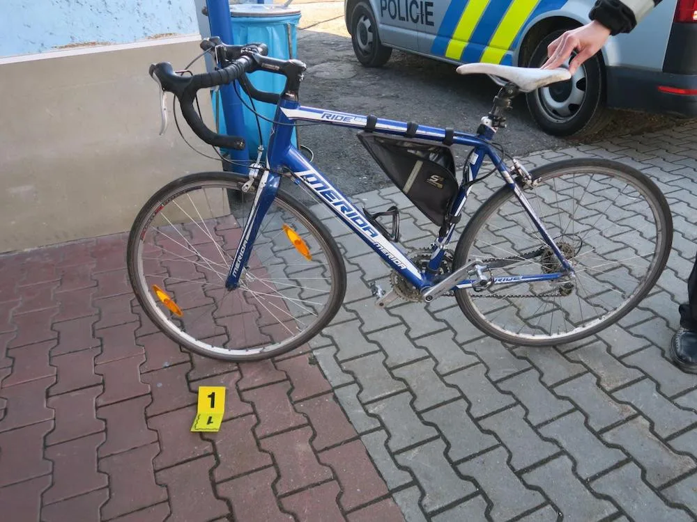 Řidič auta nedal přednost a srazil cyklistu. Ten skončil v nemocnici