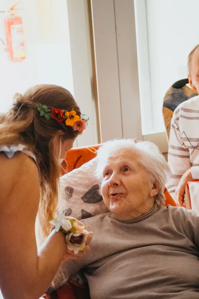 Zdravotní klauni nově rozdávají radost seniorům v Jabloneckých Pasekách.  Dříve narozené budou navštěvovat ob týden