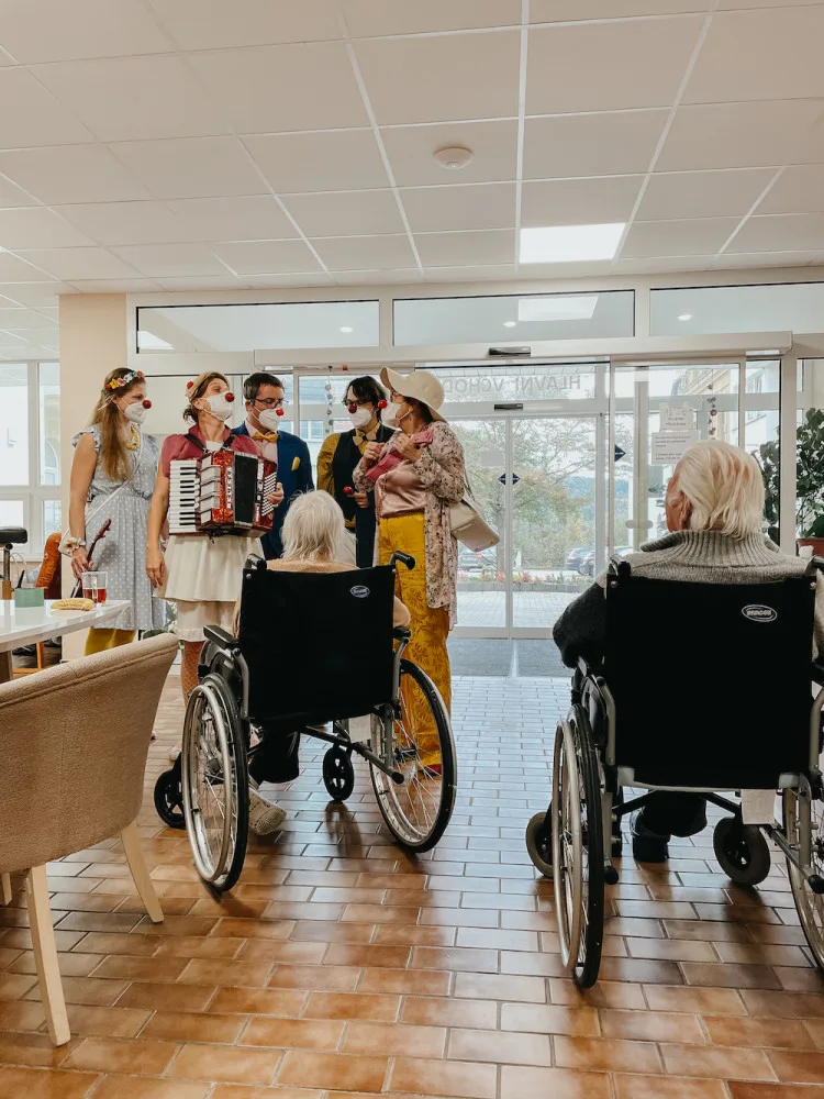 Zdravotní klauni nově rozdávají radost seniorům v Jabloneckých Pasekách.  Dříve narozené budou navštěvovat ob týden