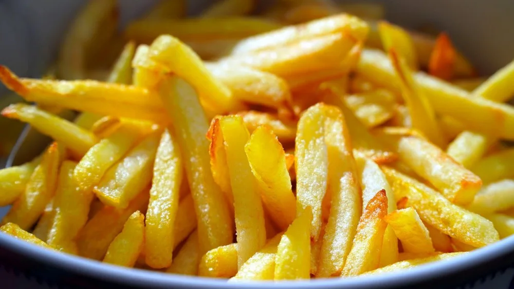 Inspekce si posvítila na fritování. Škodlivý olej našla v každém šestém podniku
