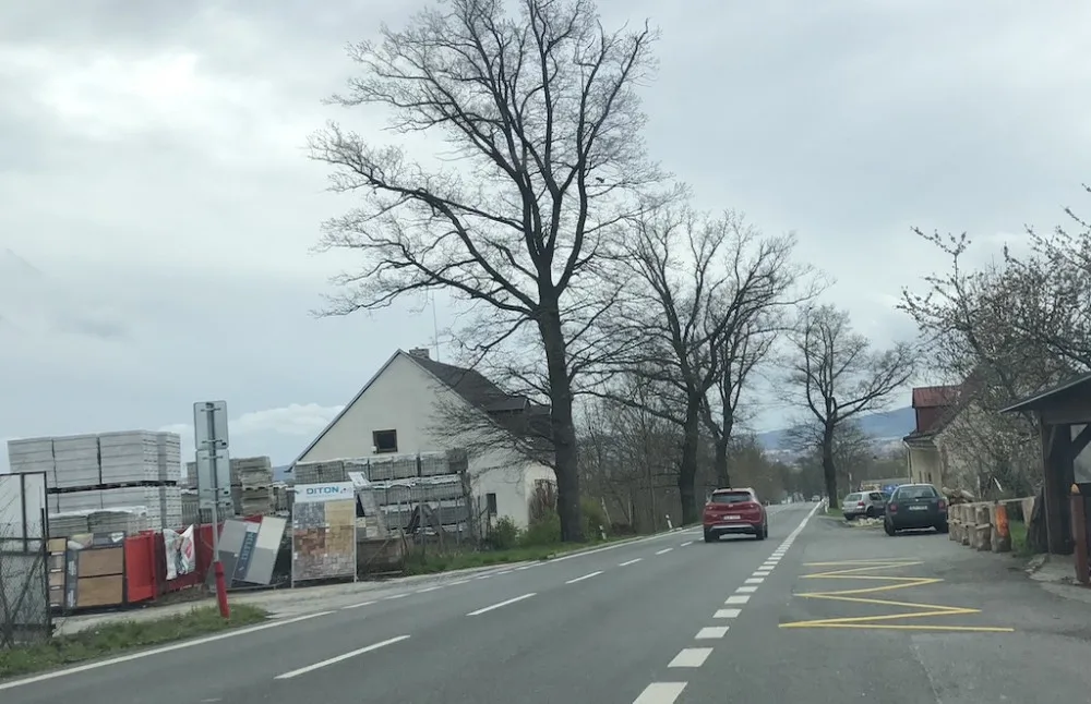 Lokalitu u Medvěda hlídá radar, níže u bývalé pošty bude chodník.