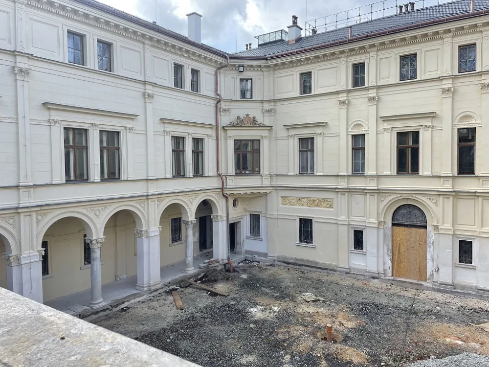 Rekonstrukce Liebiegova paláce pokračuje. Z oranžérie bude kavárna, z koupelny učebna