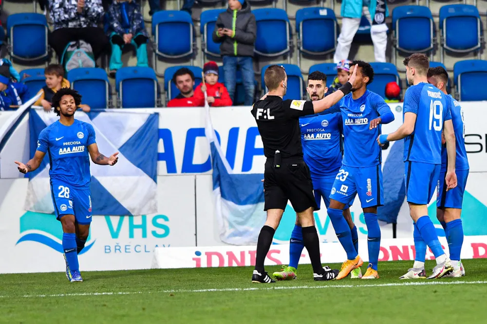 Rozhodčí právě odpískal penaltu za ruku Michala.