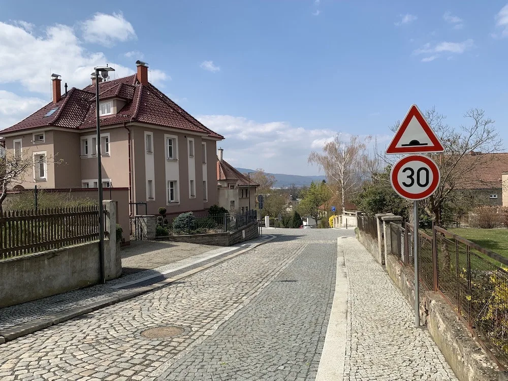 Uzavírka Jiskrovy ulice trvala téměř rok. Nebyl materiál a kameníci, vysvětlil náměstek