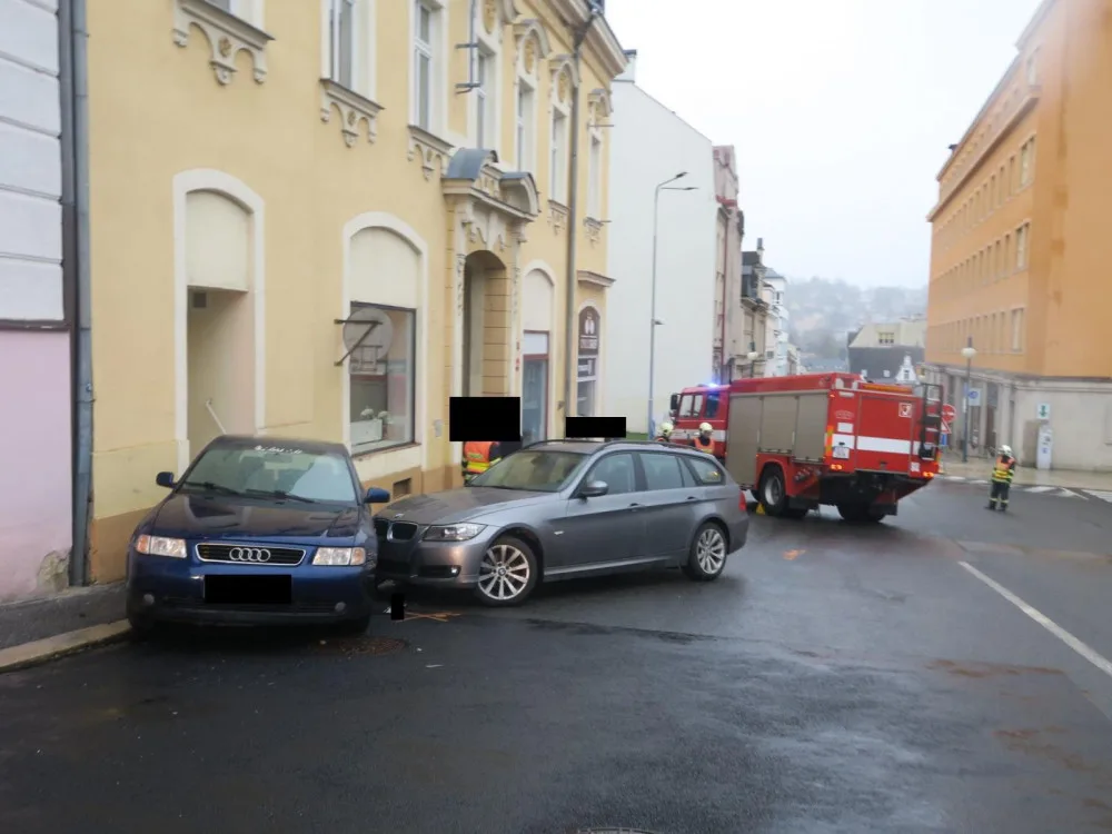 Mladý řidič na mokru nezvládl řízení, narazil do zaparkovaného auta
