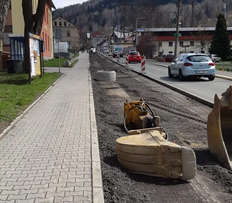 Komplikace ve směru na Harrachov. Hned na třech úsecích zdrží řidiče semafory