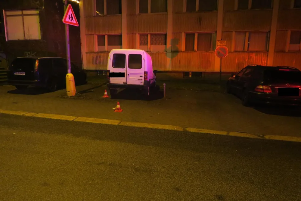 Opilou ženu mělo před ubytovnou srazit auto. Policie hledá svědky