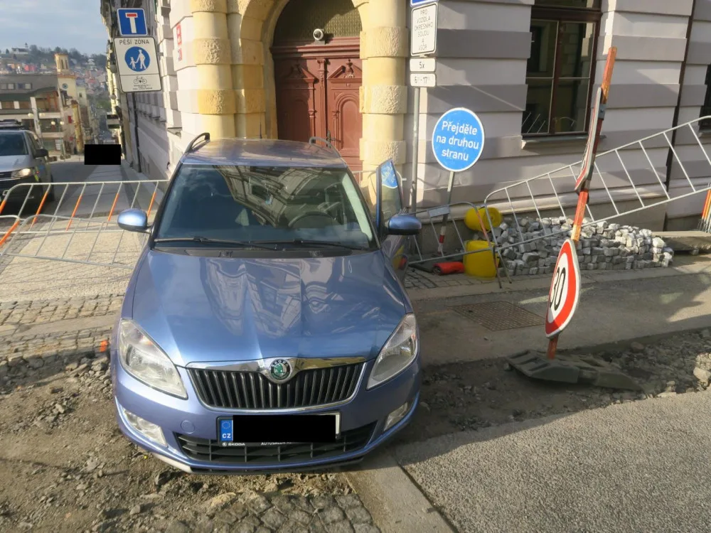 Zaparkované auto v Jablonci se samo rozjelo z kopce. Narazilo do budovy soudu