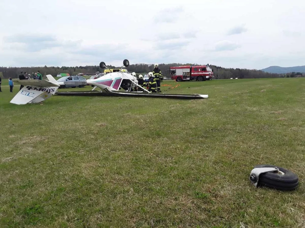 Na českolipském letišti Lada se zřítil ultralight. Pilot skončil v nemocnici