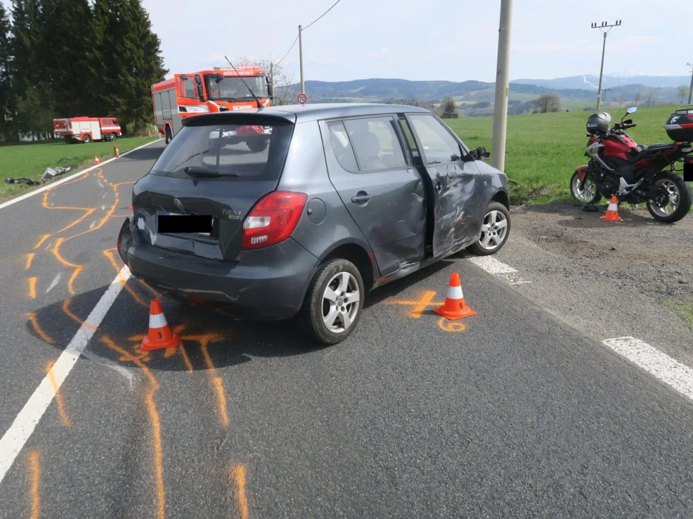 Pěkné počasí vylákalo motorkáře. V Loužnici se motorka srazila s autem, do něj vzápětí narazila další
