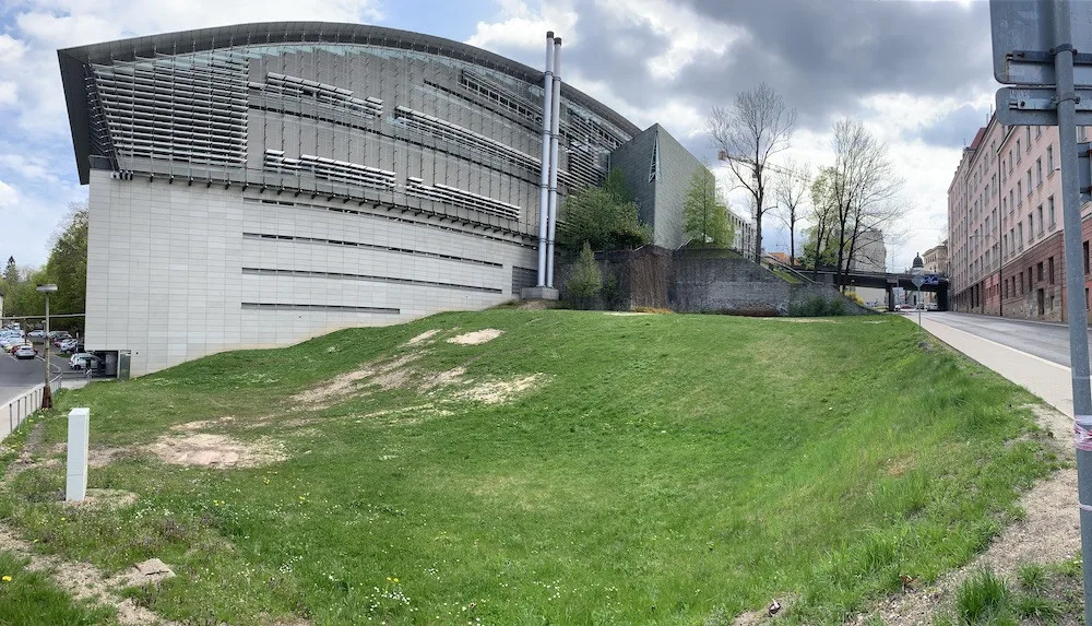 Jabloň ve skleněném tubusu. Pod knihovnou má vyrůst památník policistům, kteří zemřeli ve službě