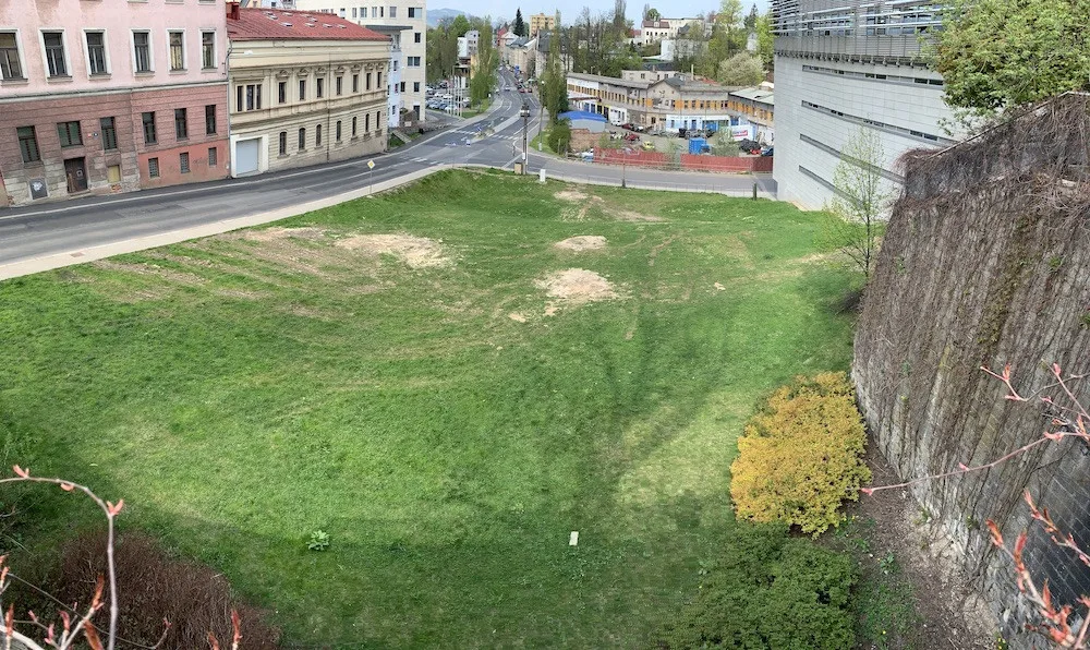 Jabloň ve skleněném tubusu. Pod knihovnou má vyrůst památník policistům, kteří zemřeli ve službě