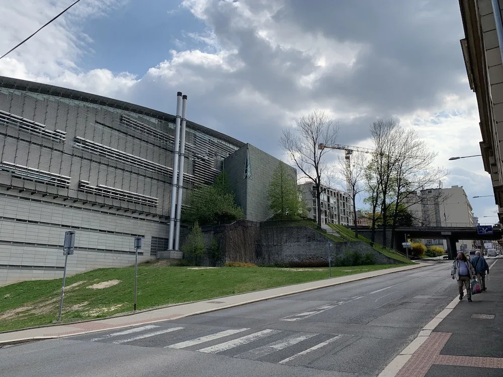 Jabloň ve skleněném tubusu. Pod knihovnou má vyrůst památník policistům, kteří zemřeli ve službě