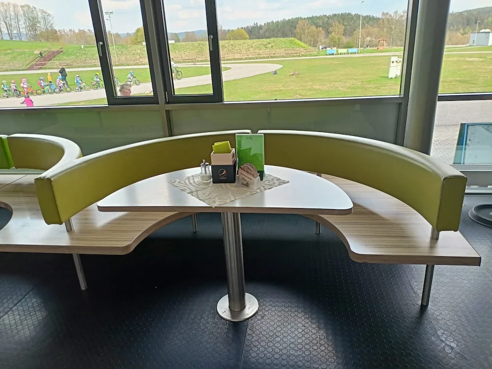 McDonald´s věnoval nábytek bistru ve sportovním areálu ve Vesci