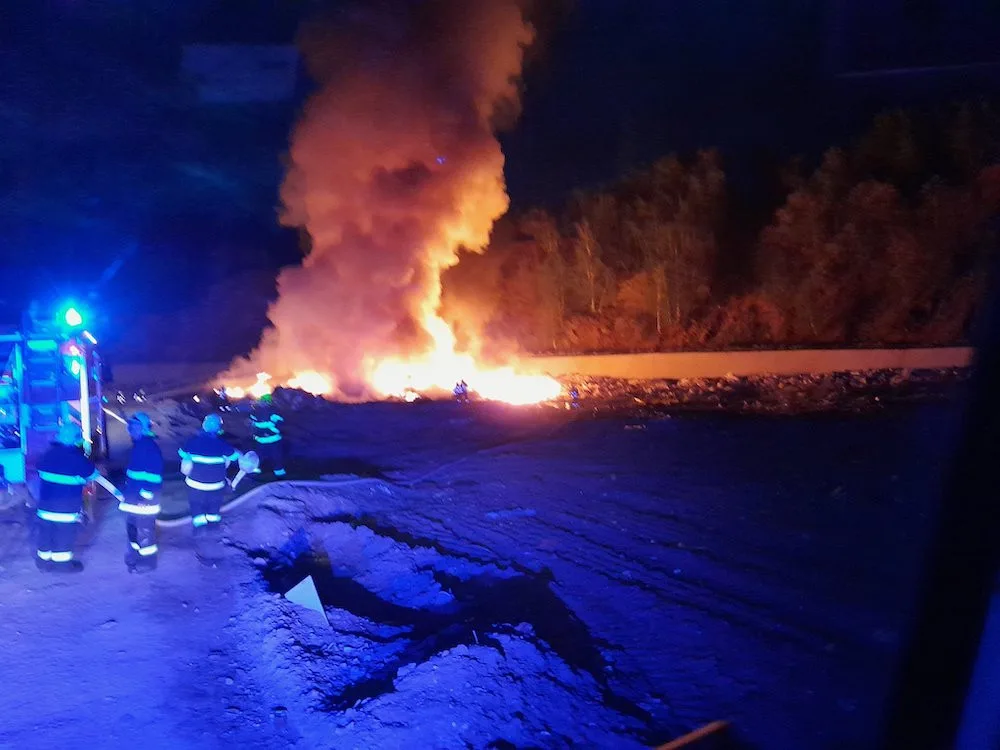 Hasiči likvidovali požár skládky odpadu v Košťálově. Zasahovalo osm jednotek