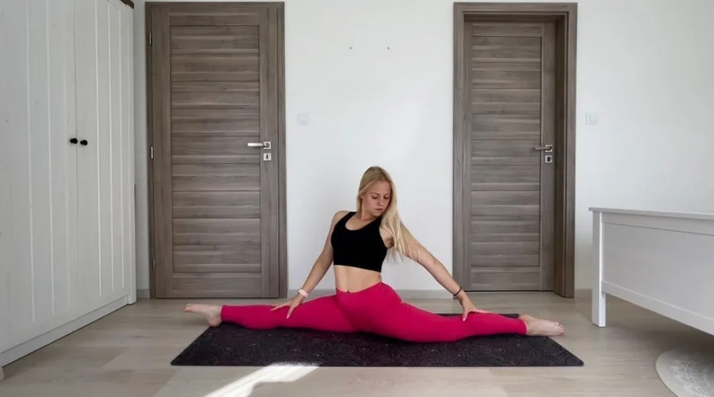 Při cvičení kombinuje prvky jógy a gymnastiky s principy pilates.