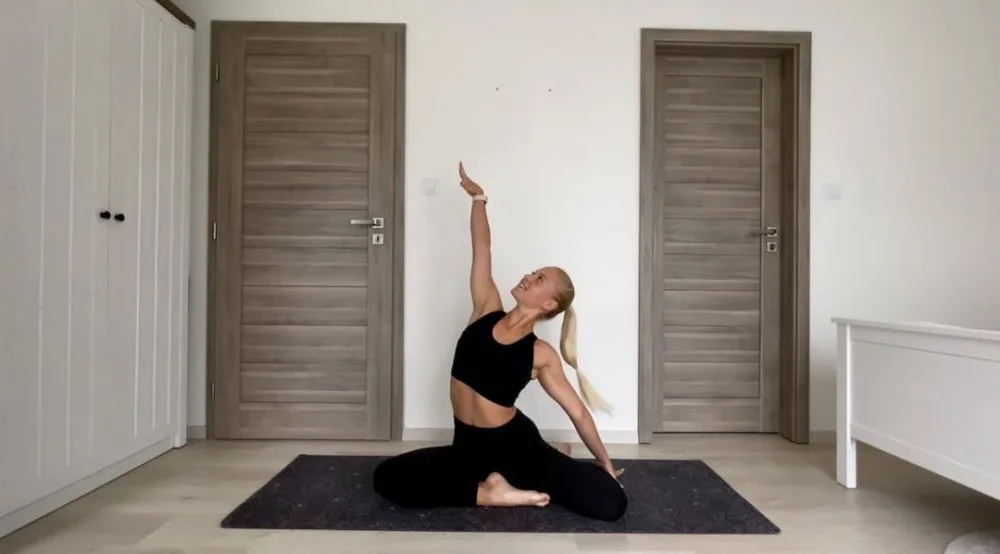 Při cvičení kombinuje prvky jógy a gymnastiky s principy pilates.