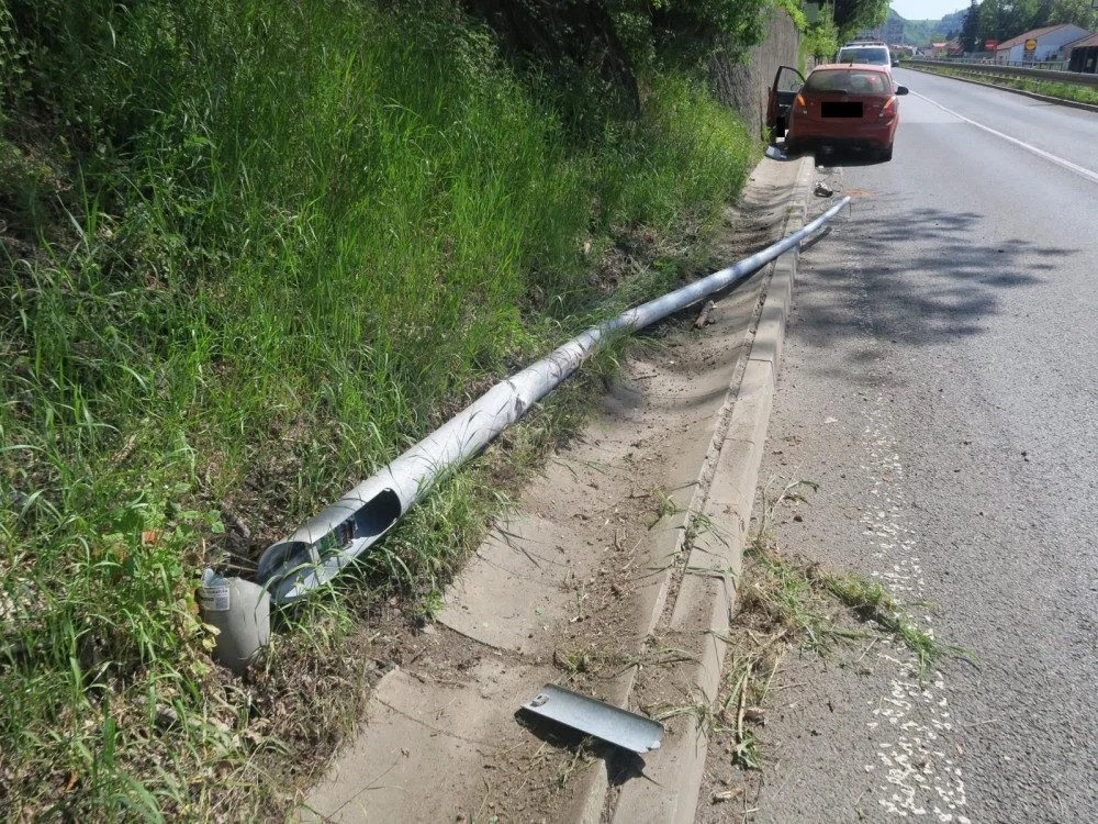 Řidič usnul za volantem, s autem vyjel mimo silnici a havaroval
