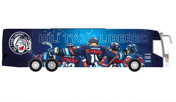 Autobus Bílých Tygrů sklízí chválu. Kdo stojí za vizuálem?