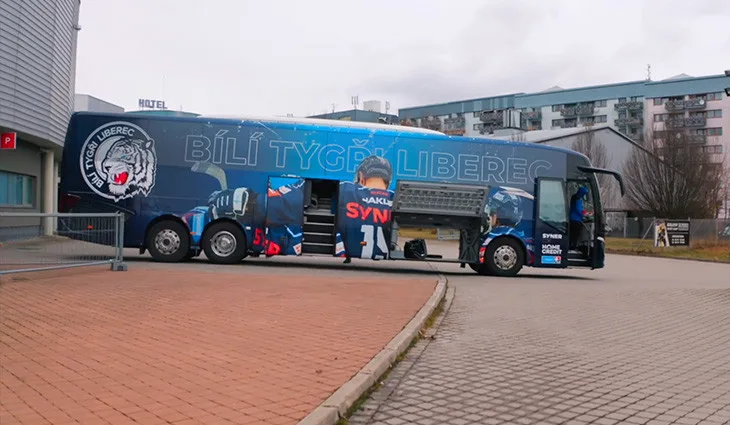 Autobus Bílých Tygrů sklízí chválu. Kdo stojí za vizuálem?
