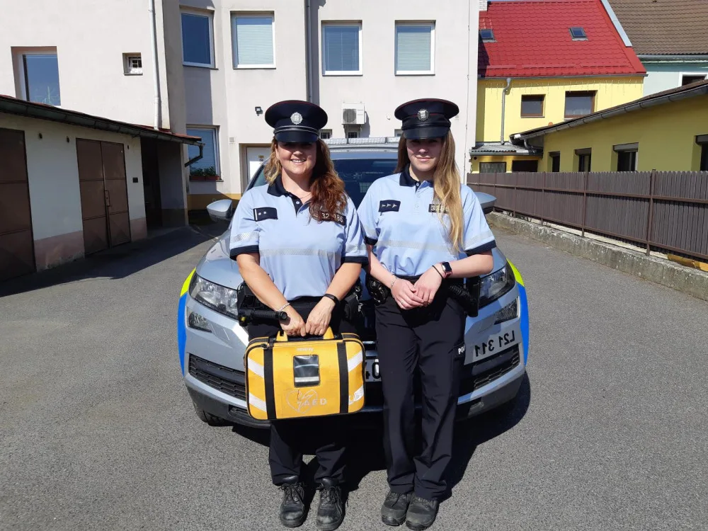Senior zkolaboval při práci na zahrádce. Život mu zachránila svědkyně a policistky