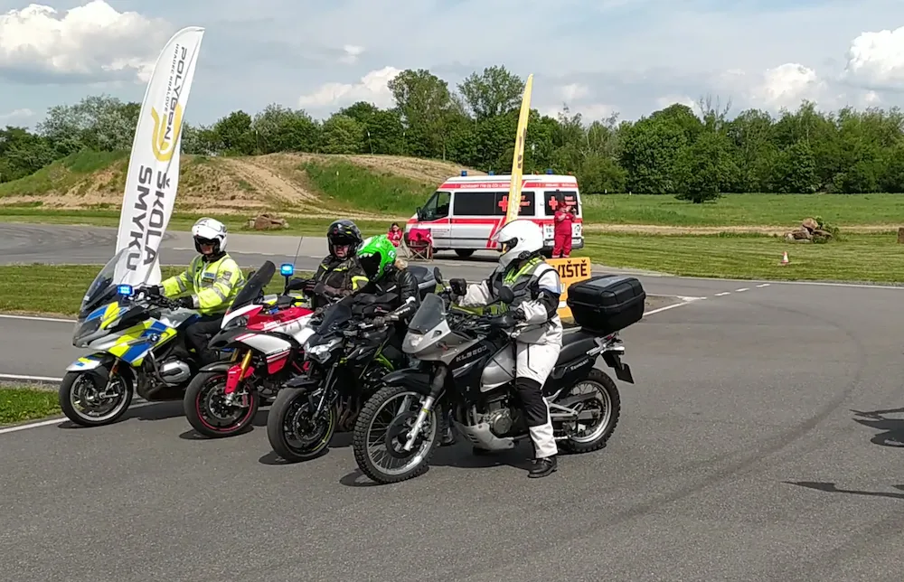 S policisty na kurz bezpečné jízdy