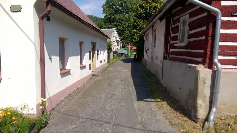 Mezi historickými domky v Železném Brodě se vydláždí cesty. Na stavbu přispěje kraj