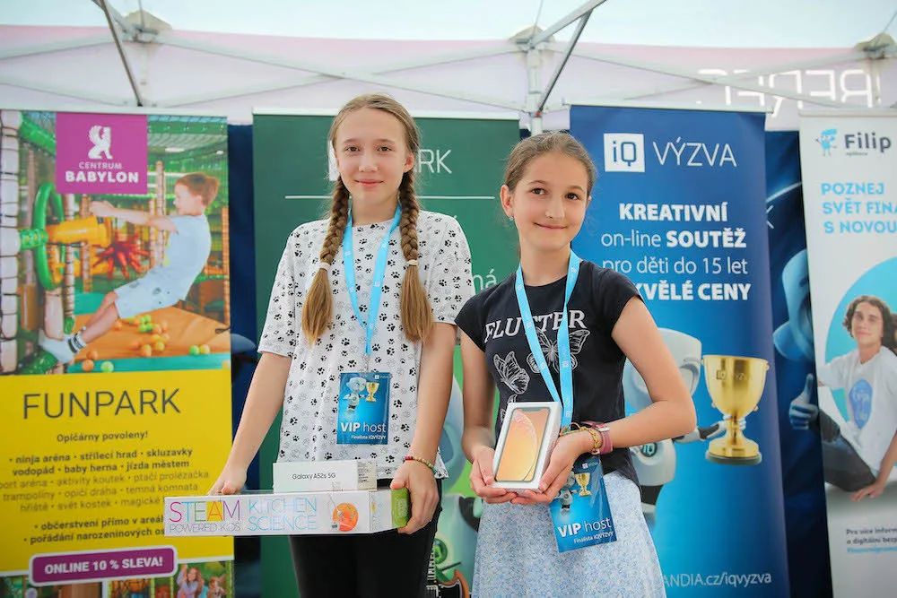Děti to roztočily v iQVÝZVĚ. Vyráběly kouzelné hůlky i hmyzáky z PET lahví
