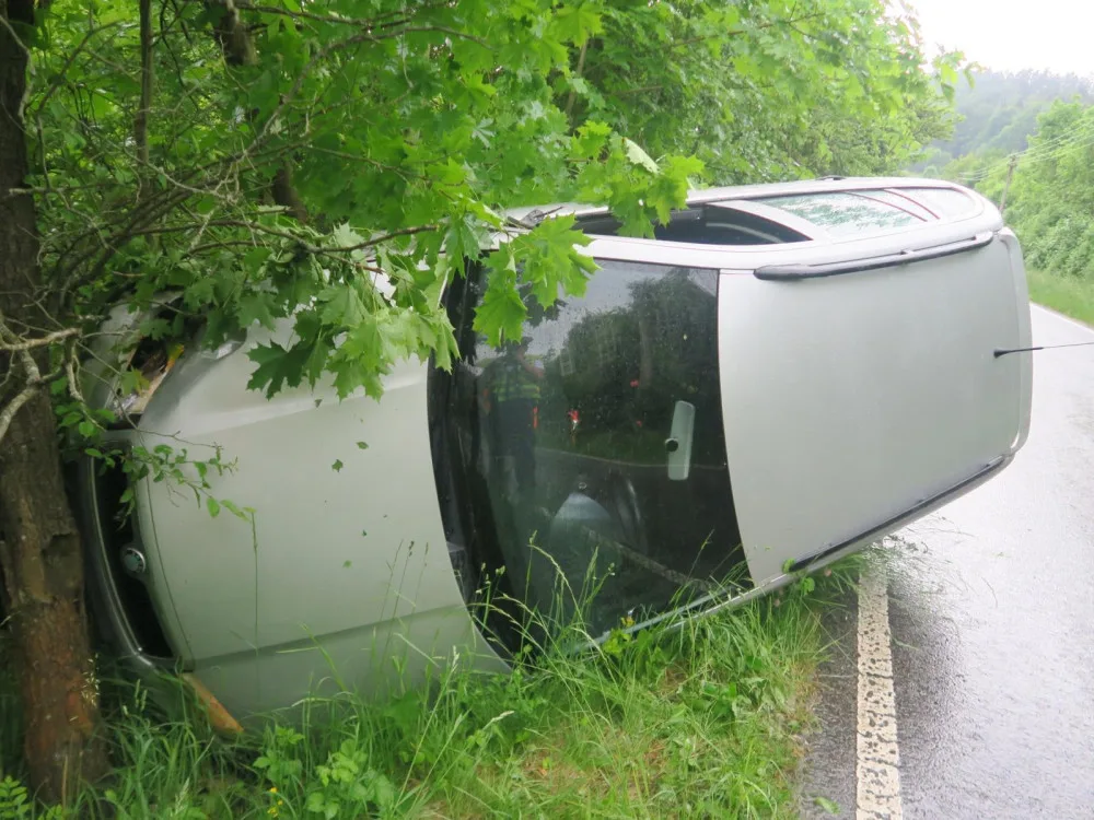 Řidič na Jablonecku usnul za volantem. Auto se převrátilo