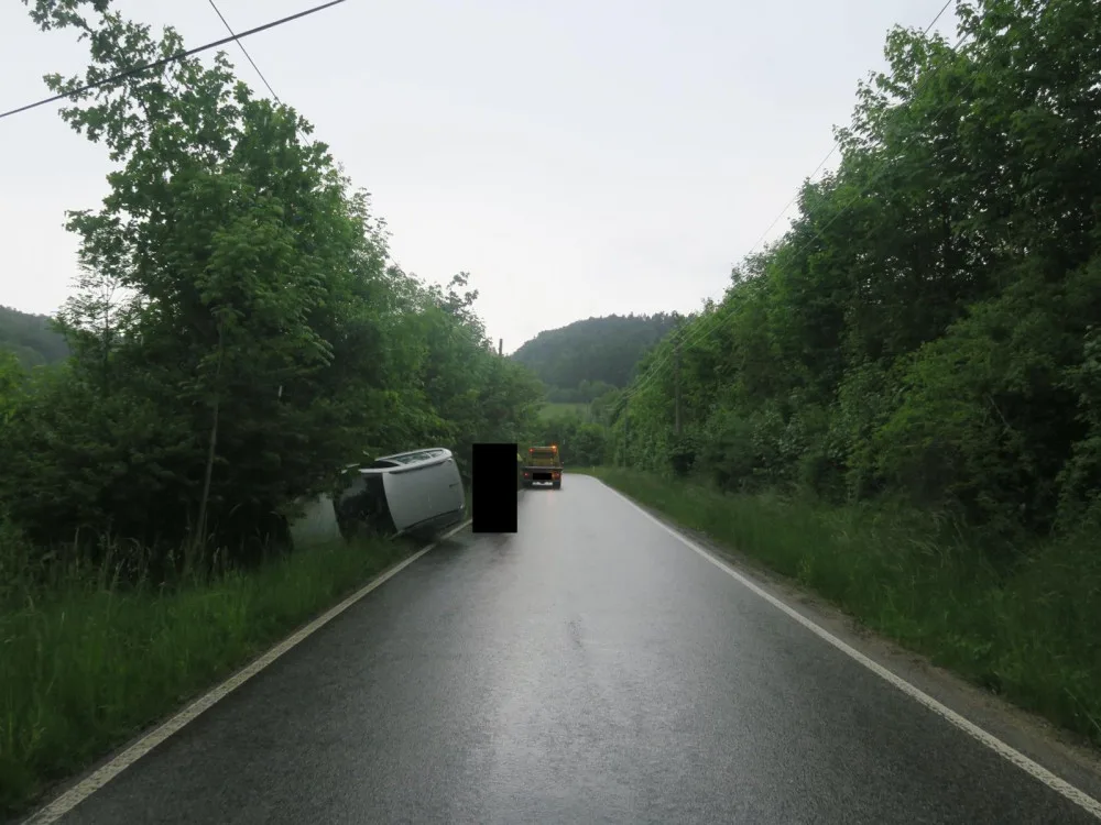 Řidič na Jablonecku usnul za volantem. Auto se převrátilo